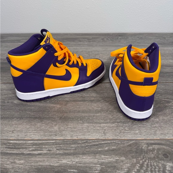 Lakers Dunks - Picture 4 of 6